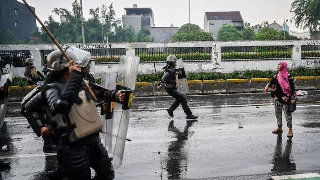 Kompleksitas Krisis Nasional: Siapa Sesungguhnya Mendulang Untung?